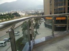 商場護欄用玻璃（lí）護欄還是穿管護欄？